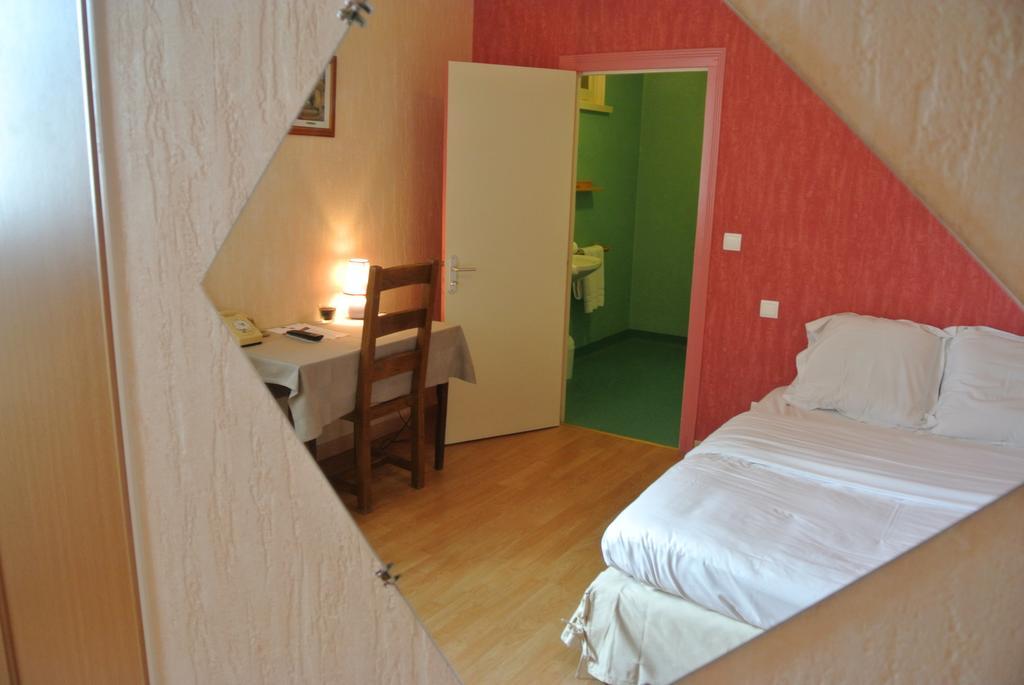 Boussac  Hotel Le Central חדר תמונה